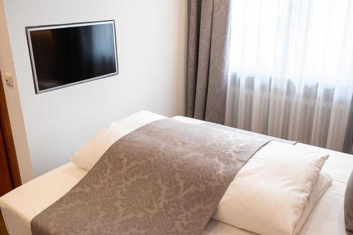 Hotel-Gasthof Weisses Ross シュヴァイク・バイ・ニュルンベルク エクステリア 写真