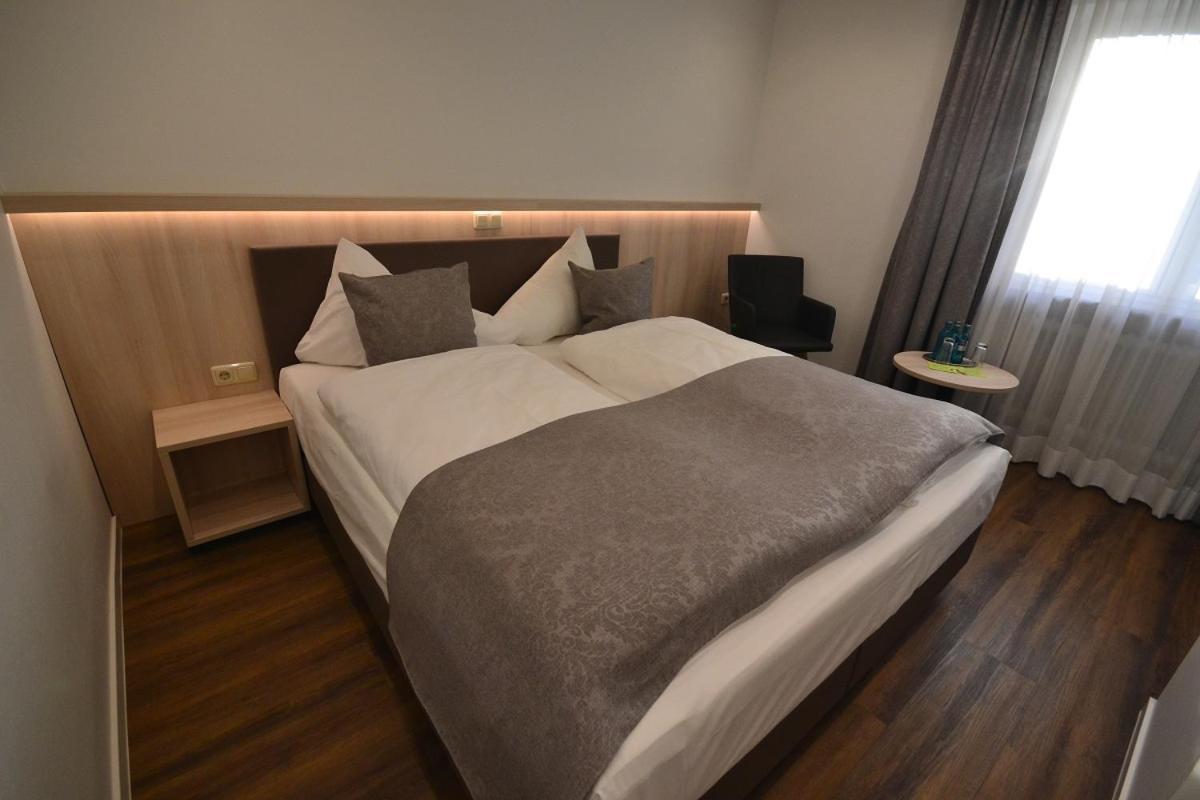 Hotel-Gasthof Weisses Ross シュヴァイク・バイ・ニュルンベルク エクステリア 写真